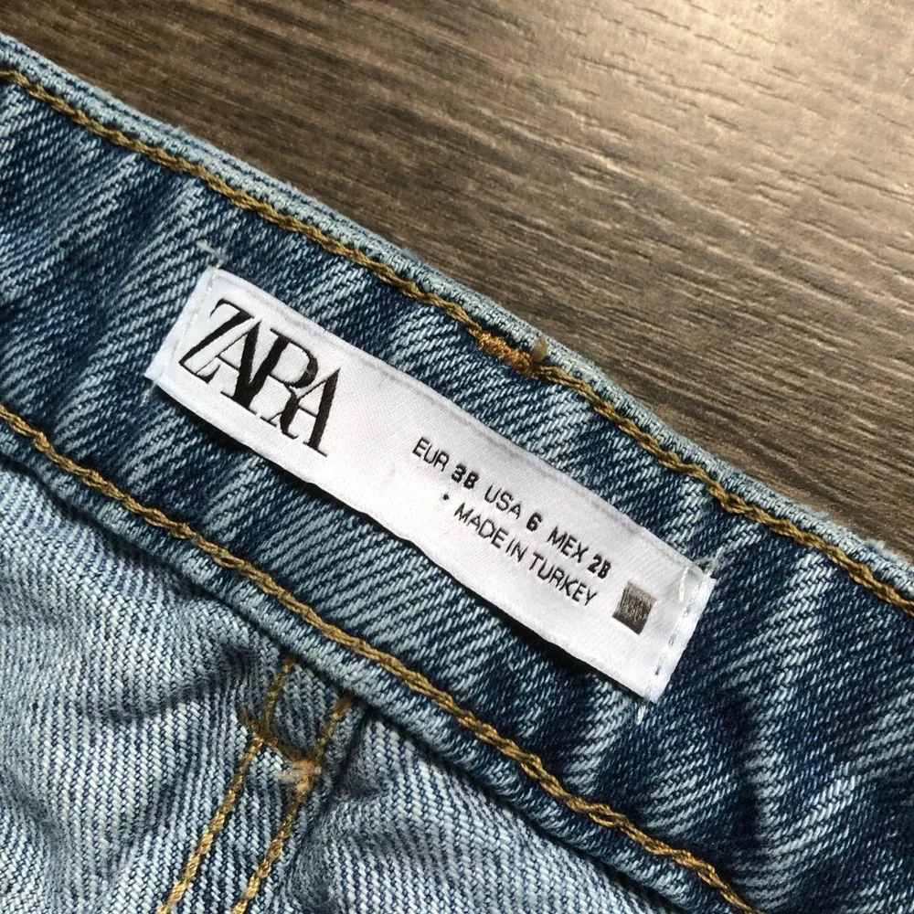 Zara High-Rise Distressed Jeans | Size 6 - Picture 7 of 10